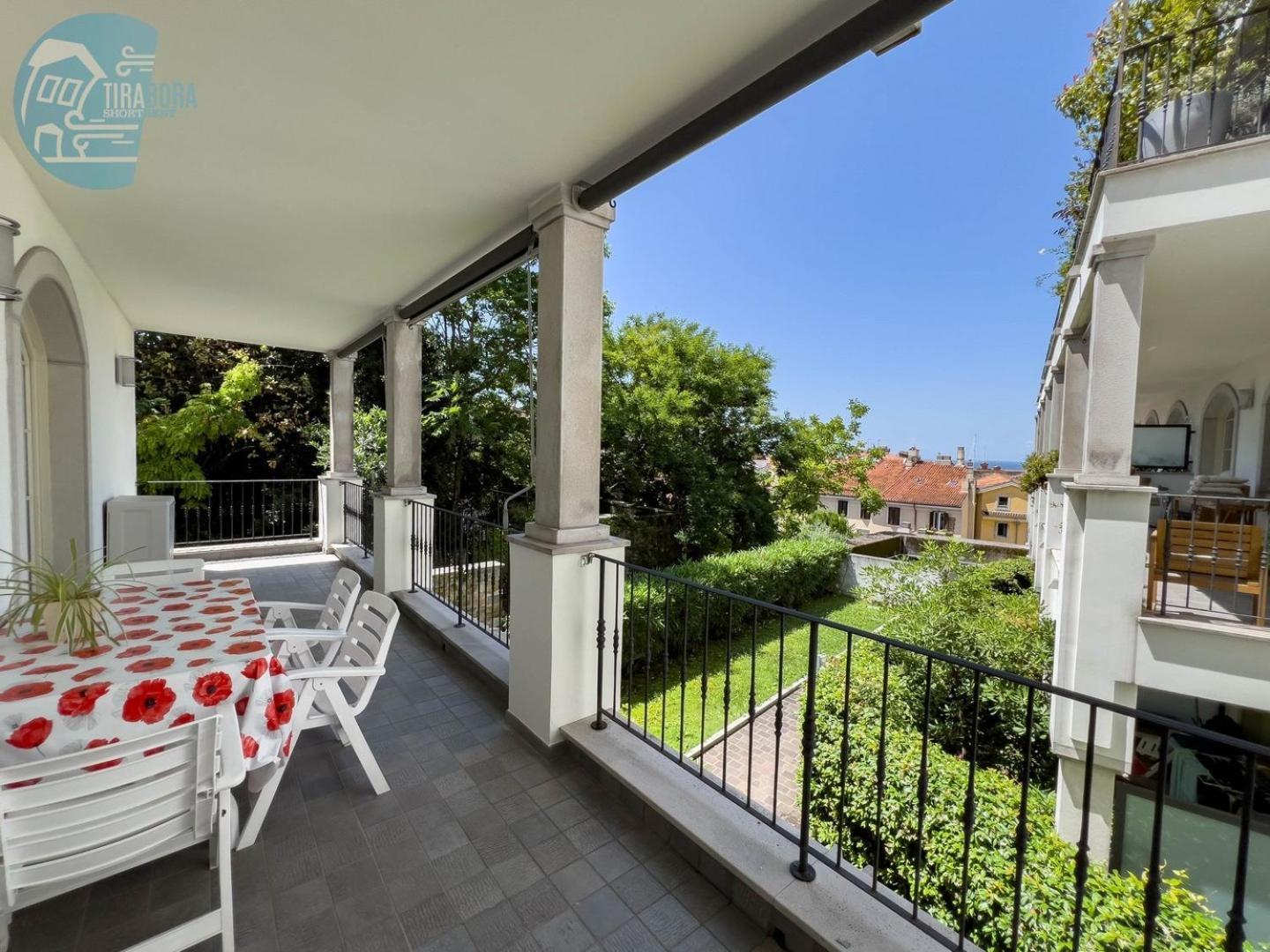 Апартаменты Cattedrale 5 Tirabora Short Rent Триест Экстерьер фото